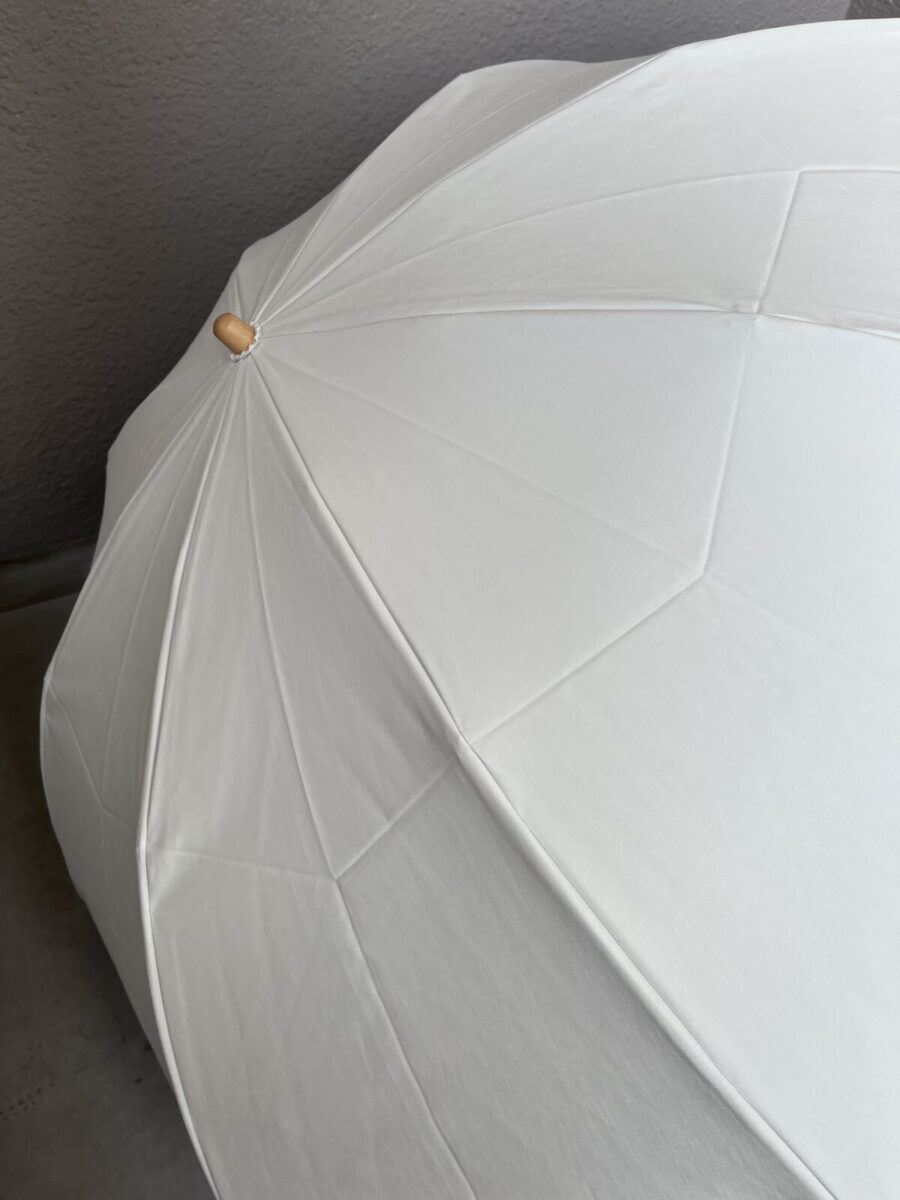 日傘コカゲプラスの生地のシワ。リリィホワイト。