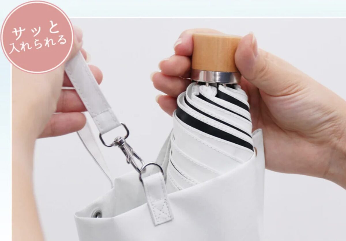 リニューアルしたcokageの傘袋、たたまなくてもさっといれられる。