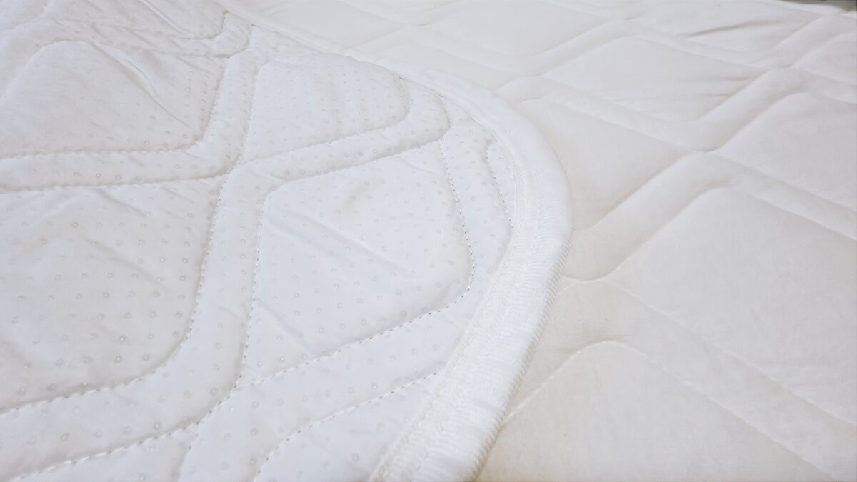 快眠タイムズの敷きパッドの裏面滑り止め
